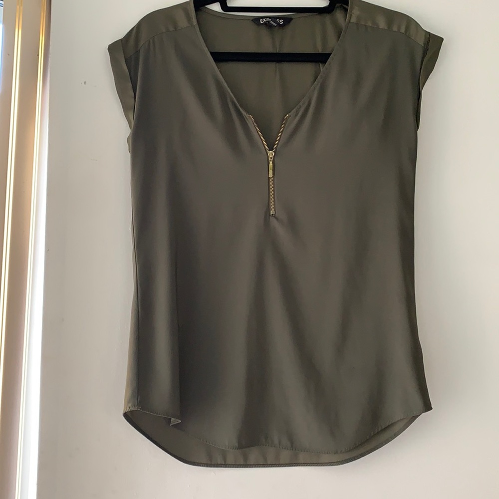 Dark green express short sleeve top with zipper front